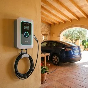 Borne de recharge bidirectionnelle V2H installée dans un garage résidentiel en région PACA